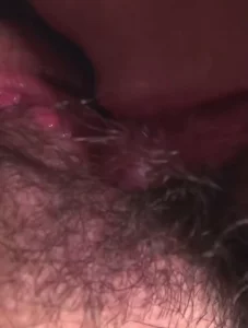 在男人面前献出可口的小穴