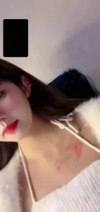 【章哥经典】小母狗掰开骚穴等你插入，很会喷水，让你看了受不了