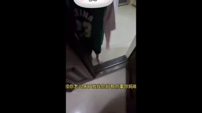 去少妇家中偷情在厨房狂插，刺激无比。
