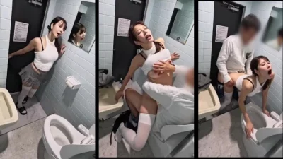 巨乳母狗饥渴难耐，直接来厕所无套中出她，完美露脸