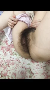 展示妻子私处：阴毛浓密才是经典的东方美女