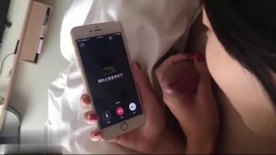 一边跟男友通话一边哈哈