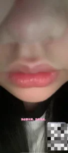 网调聊骚已成年乖妹妹打开摄像头就伸出舌头舔肉棒