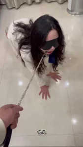 把工装OL的气质少妇拴着狗链调教，口塞像母狗一样，小穴全湿中出内射