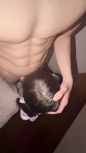 小母狗给腹肌单男口交