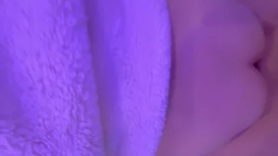 学妹趴在桌子上后入，高潮夹紧白浆滴落，有第一视角。
