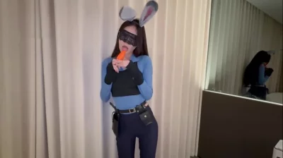 这身材cos兔子警官太完美了，而且还特别的骚！
