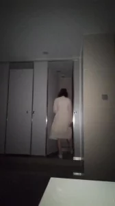 玩的太嗨，少妇男厕所大战男大