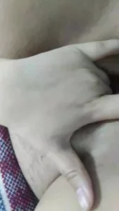 网调20岁母狗在家自慰给我看，处女膜都破了，最后尿了！！！