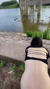 约炮离异熟女房东，在河边就操了！上面还有人走路呢