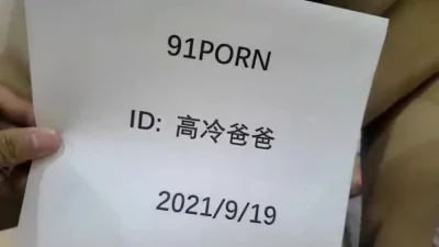 丰满老婆坐地吸土